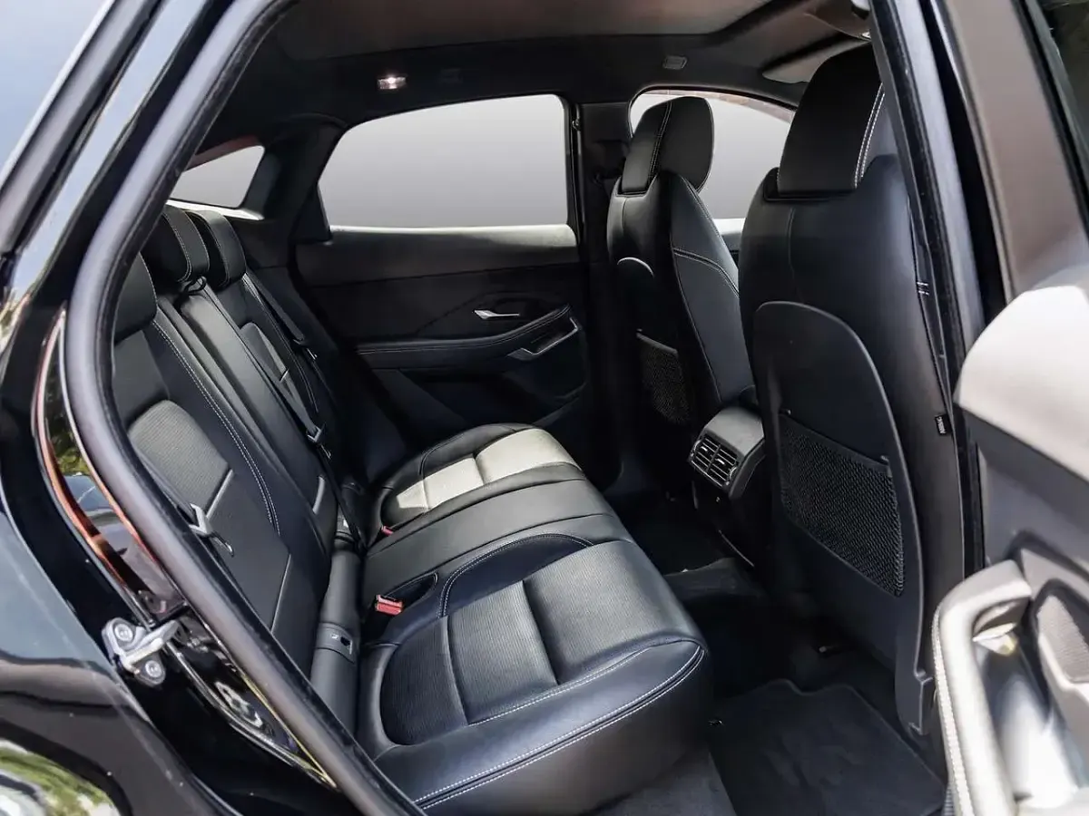 Gebraucht Jaguar E-Pace R-Dynamic 150 PS (110 kW) 2019 Santorini black (schwarz) SUV
