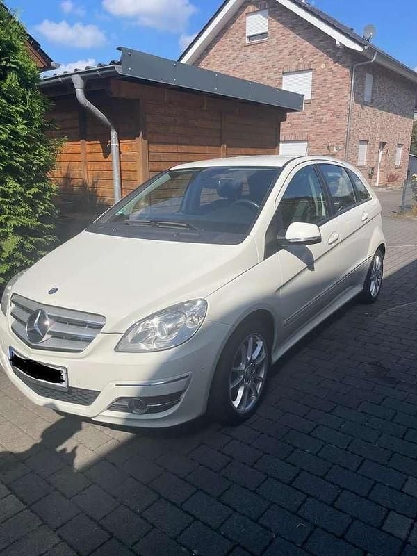 Weiß Gebraucht 2011 Mercedes B180 Van / Kleinbus | 3.000 € (Guter Preis) - Bild 1/4