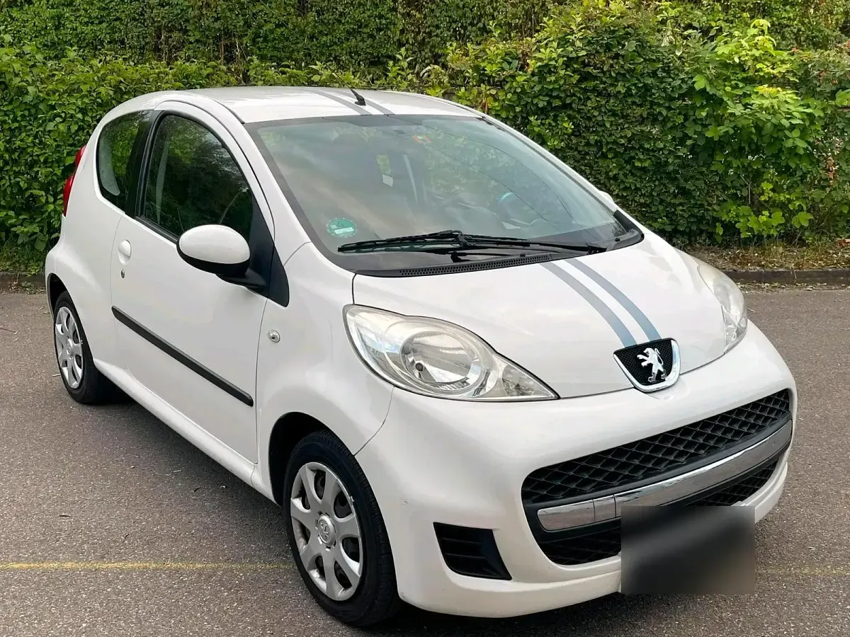 Gebraucht Peugeot 107 68 PS (50 kW) 2011 Weiß Kleinwagen