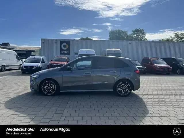 Gebraucht Mercedes B200 AMG 163 PS (119 kW) 2025 Lack mountaingrau (metallic) Van / Kleinbus