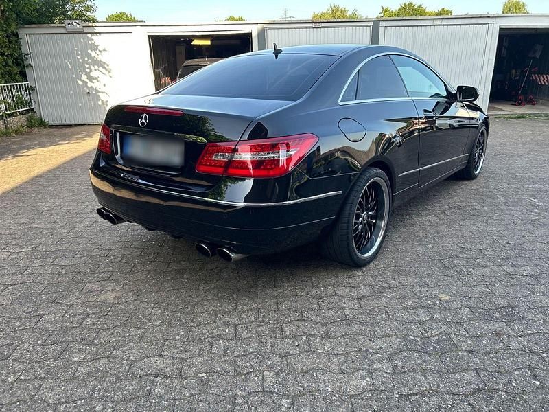 Gebraucht Mercedes E250 204 PS (150 kW) 2009 Schwarz Coupé