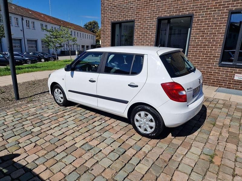 Weiß Gebraucht 2013 Skoda Fabia Classic Limousine | 3.349 € (Fairer Preis) - Bild 1/4
