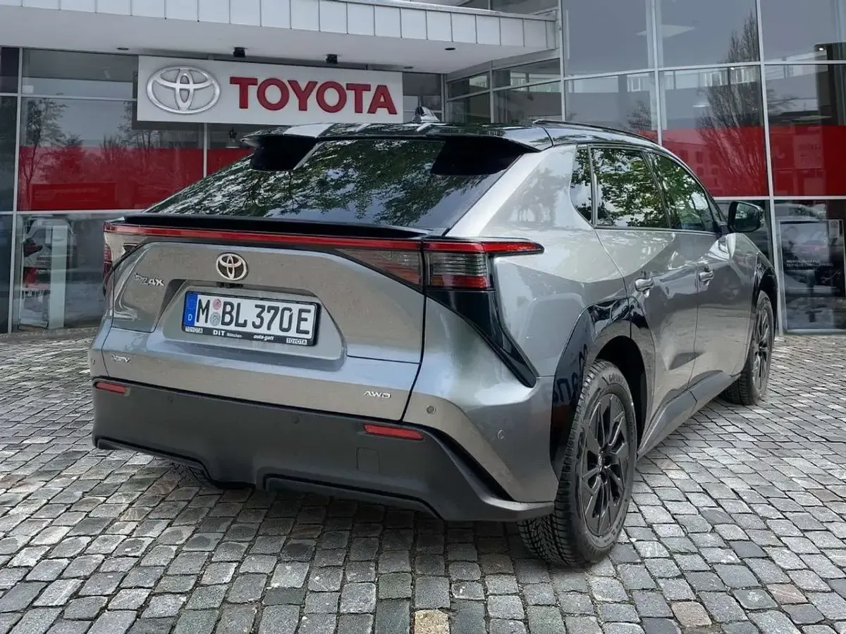 Gebraucht Toyota bZ4X Lounge 252 kW (343 PS) 2026 Silber SUV