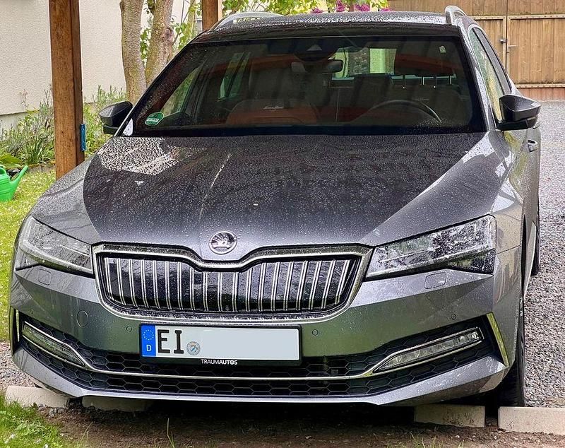 Grau Gebraucht 2022 Skoda Superb LAURIN & KLEMENT Kombi | 32.380 € (Teuer) - Bild 1/4