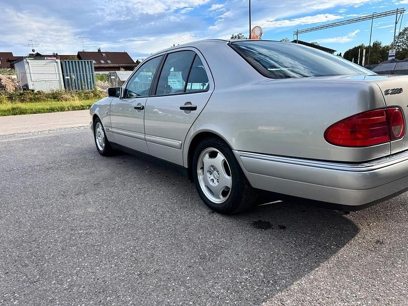 Silber Gebraucht 1998 Mercedes E280 Limousine | 3.700 € (Teuer) - Bild 1/4