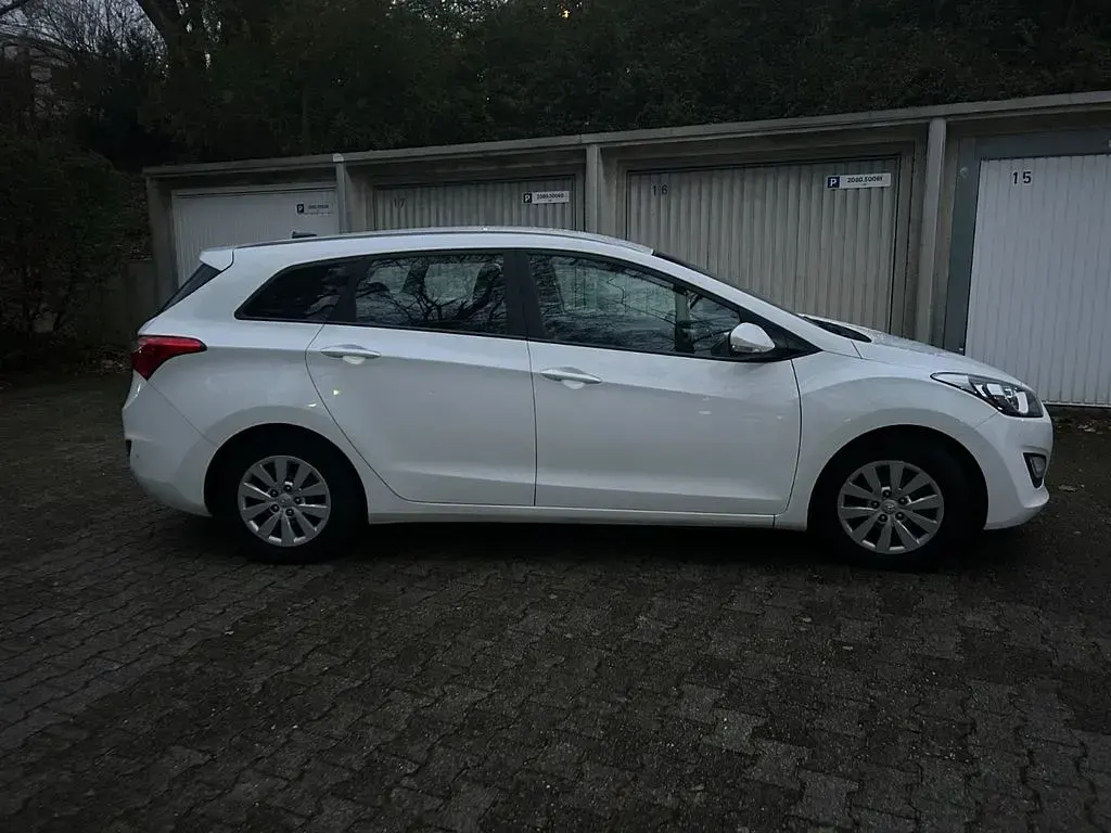 Gebraucht Hyundai i30 Style 120 PS (88 kW) 2017 Weiß Limousine
