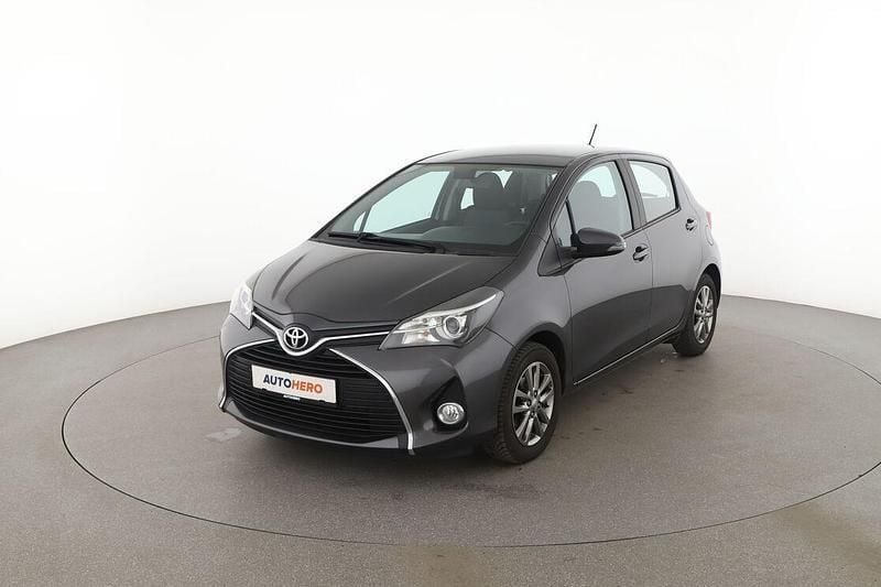 Grau Gebraucht 2015 Toyota Yaris Comfort Limousine | 7.550 € (Fairer Preis) - Bild 1/3
