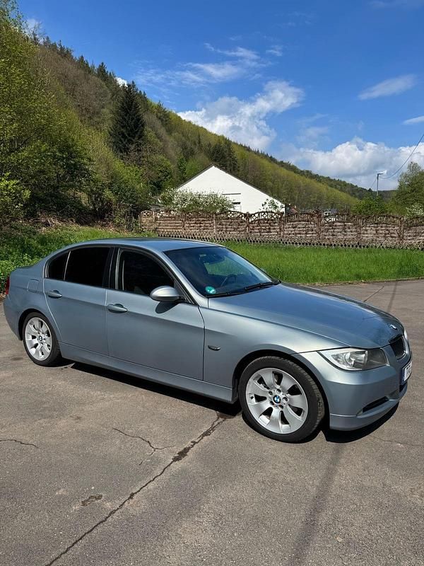Grau Gebraucht 2007 BMW 320 Limousine | 3.300 € (Fairer Preis) - Bild 1/4