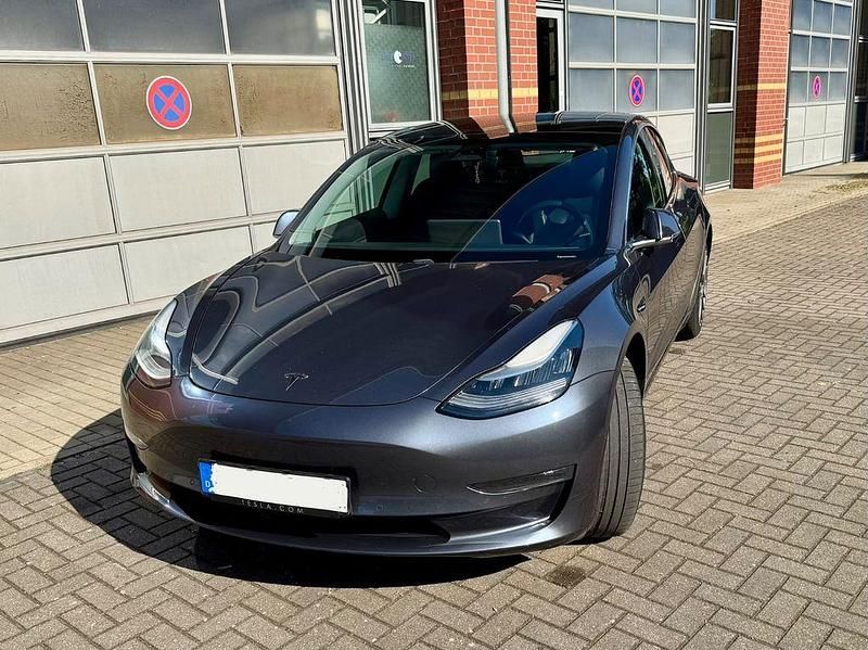 Grau Gebraucht 2020 Tesla Model 3 Limousine | 26.900 € - Bild 1/4