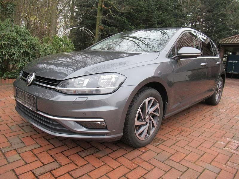 Grau Gebraucht 2018 VW Golf Sound Limousine | 12.545 € (Superpreis) - Bild 1/4
