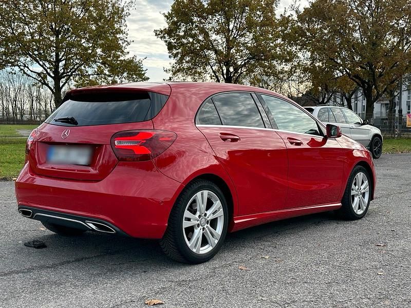 Gebraucht Mercedes A200 136 PS (100 kW) 2016 Rot Limousine
