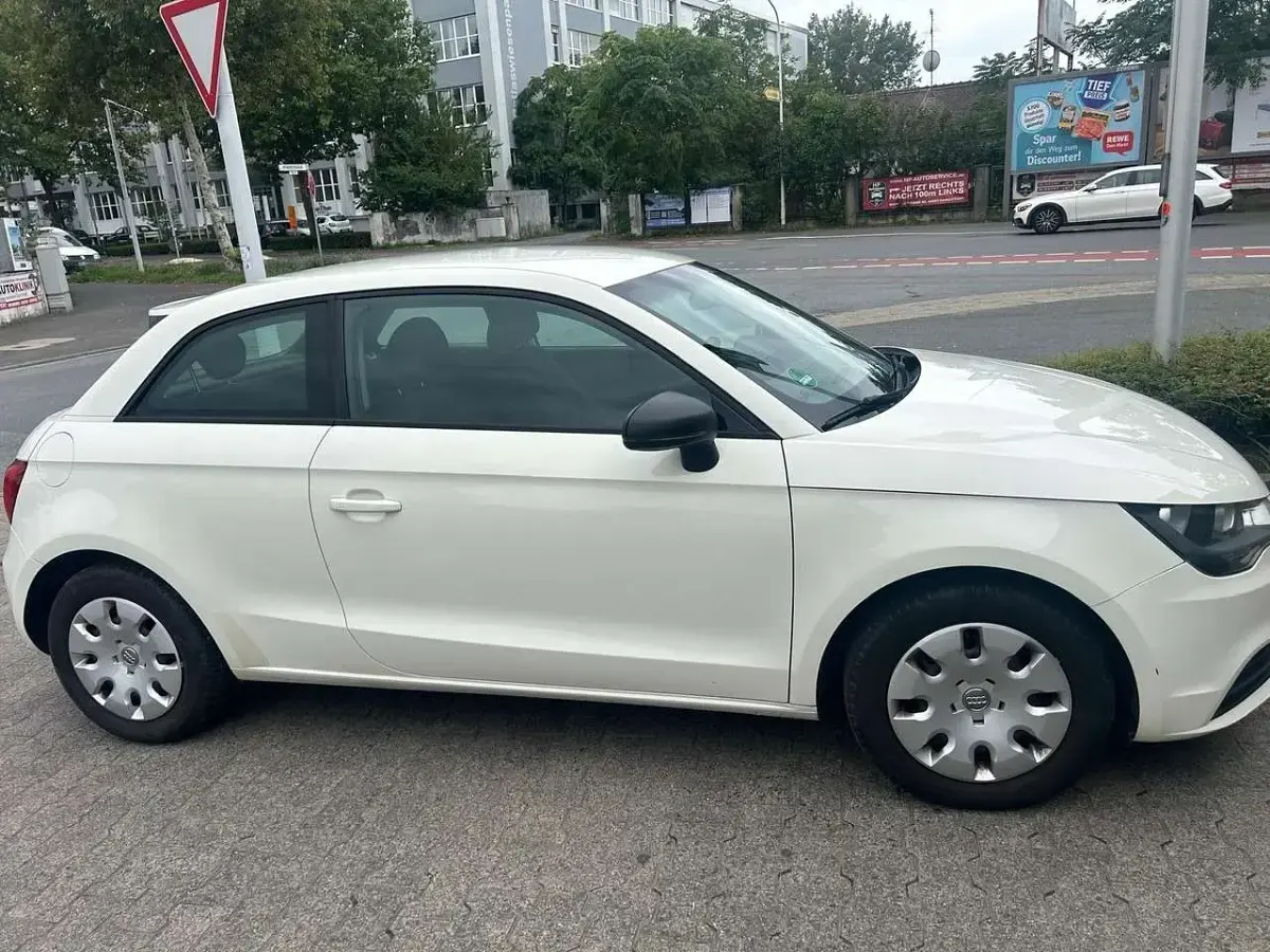 Gebraucht Audi A1 Attraction 122 PS (89 kW) 2012 Amalfiweiss Kleinwagen