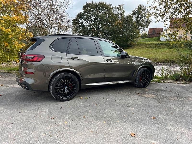 Braun Gebraucht 2022 BMW X5 Performance SUV | 59.900 € (Superpreis) - Bild 1/4