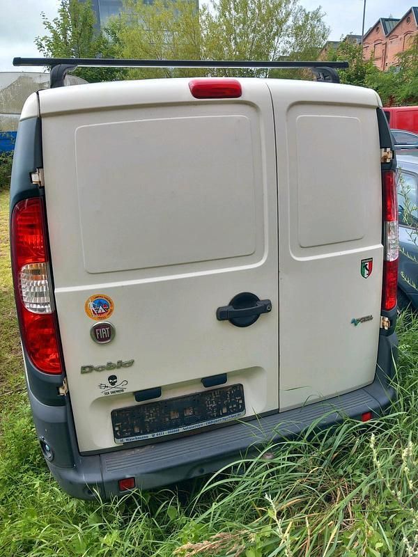 Weiß Gebraucht 2009 Fiat Doblò Van / Kleinbus | 2.000 € (Teuer) - Bild 1/4