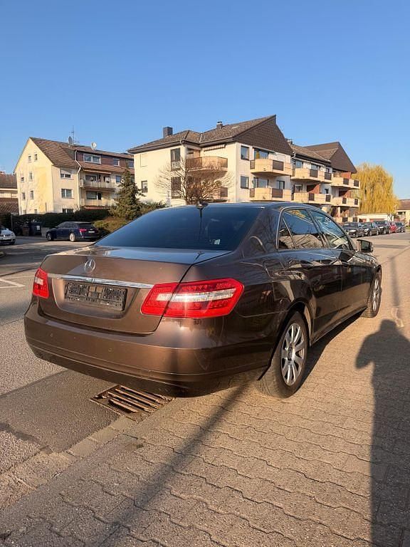 Gebraucht Mercedes E200 Avantgarde 136 PS (100 kW) 2012 Braun Limousine