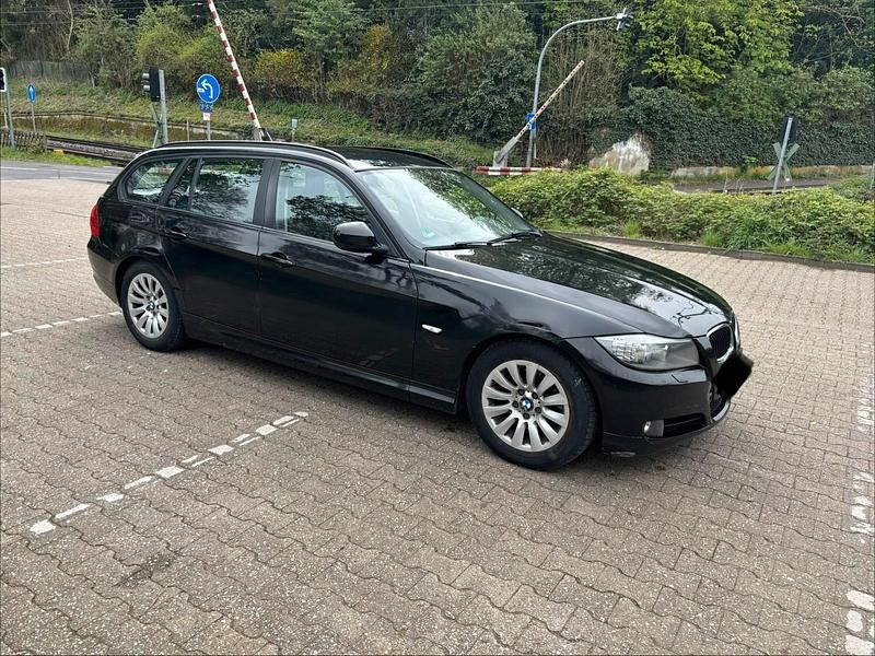 Gebraucht BMW 320 184 PS (135 kW) 2011 Schwarz Kombi