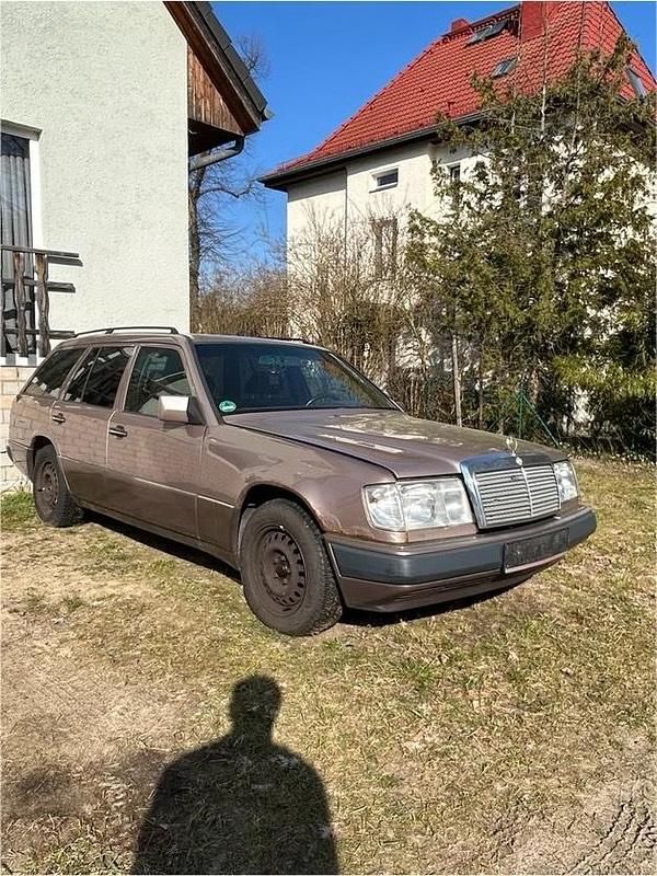 Gebraucht Mercedes E220 132 PS (97 kW) 1987 Braun Kombi