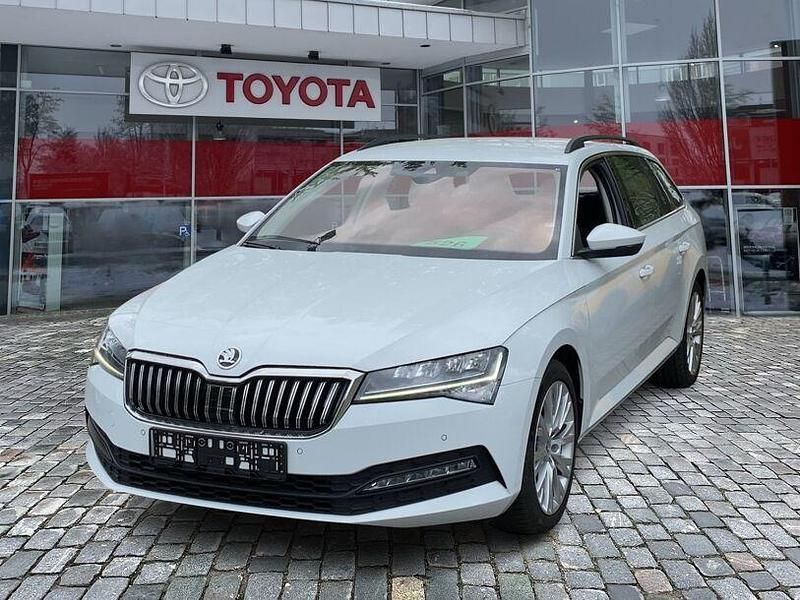 Moonweiss (metallic) Gebraucht 2022 Skoda Superb Ambition Kombi | 22.890 € (Guter Preis) - Bild 1/4