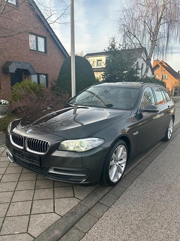 Braun Gebraucht 2013 BMW 520 Kombi | 11.400 € (Superpreis) - Bild 1/4