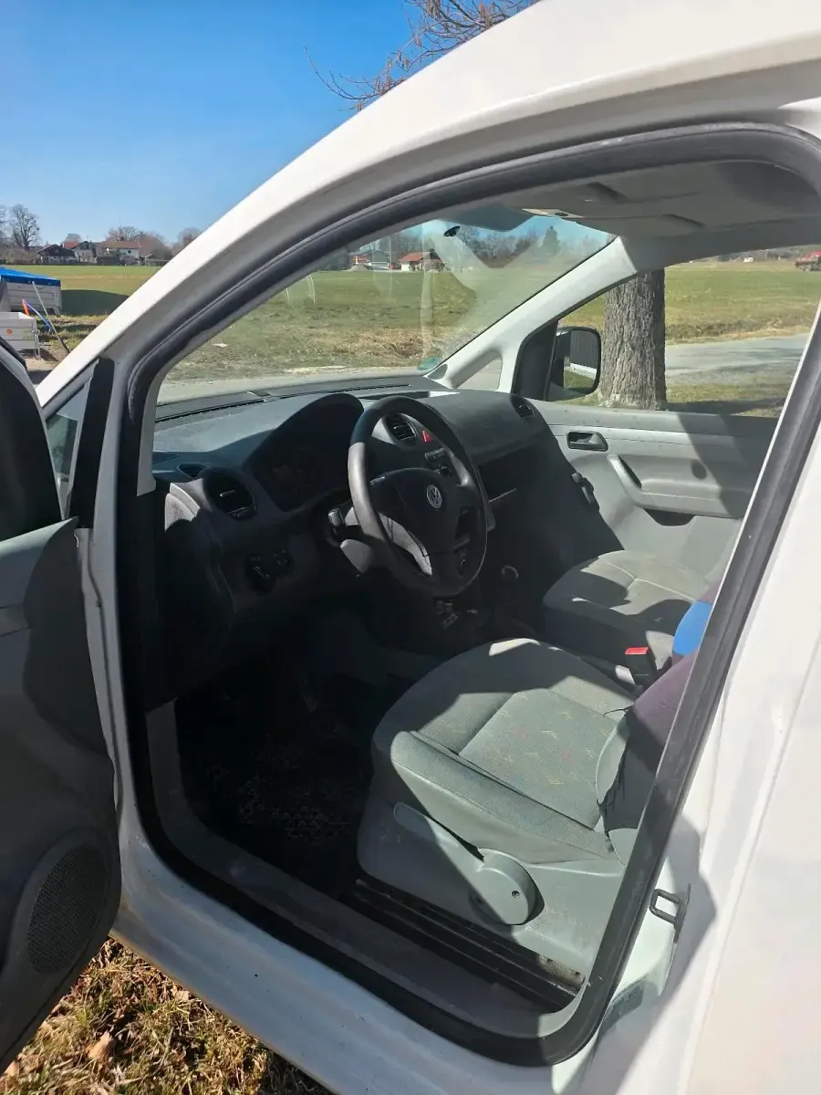 Second-hand VW Caddy 101 CP (74 kW) 2008 Alb Monovolum