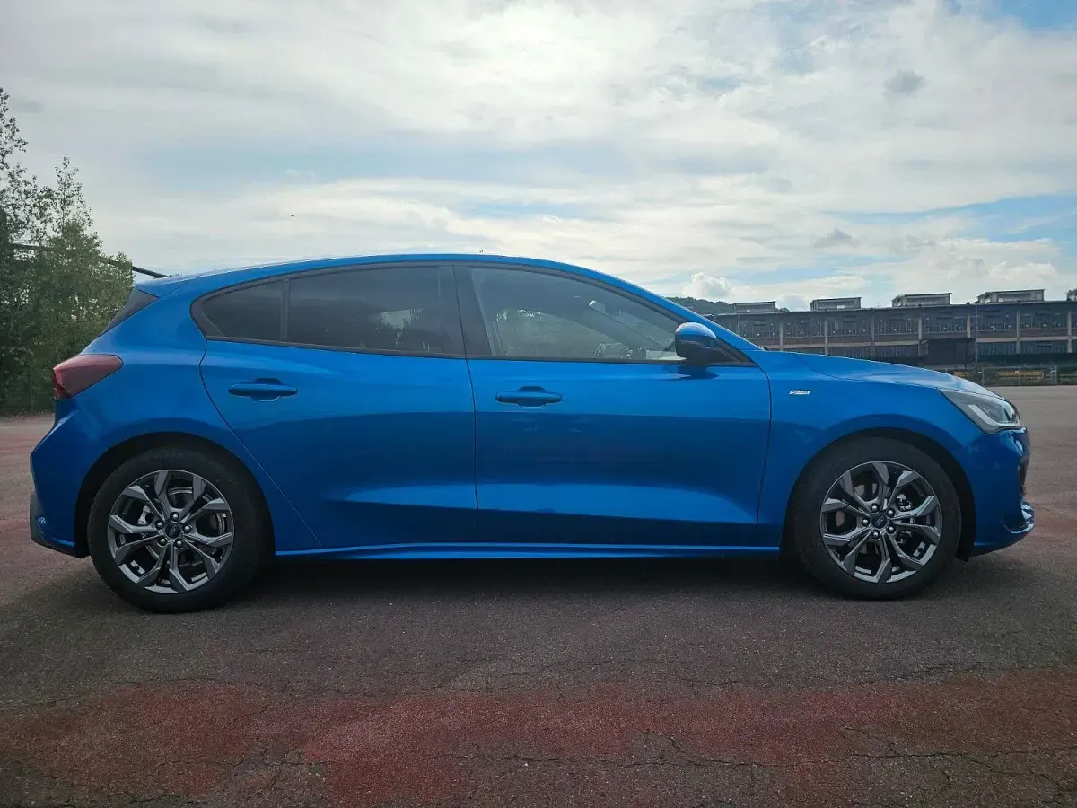 Usata Ford Focus ST-Line 155 CV (114 kW) 2024 Blu Berlina