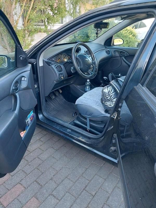Second-hand Ford Focus 118 CP (86 kW) 2004 Negru Break