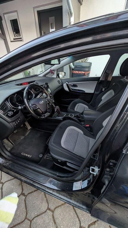 Gebraucht Kia Ceed 135 PS (99 kW) 2014 Schwarz Kleinwagen