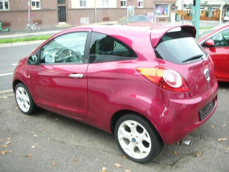 Gebraucht Ford Ka Titanium 69 PS (50 kW) 2010 Funky magenta metallic Kleinwagen