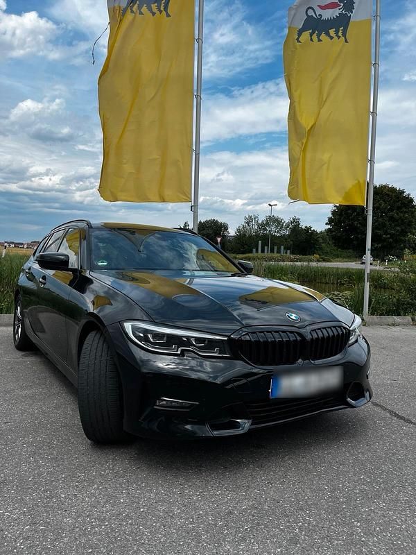 Schwarz Gebraucht 2021 BMW 320e Sport Line Kombi | 21.900 € (Fairer Preis) - Bild 1/4