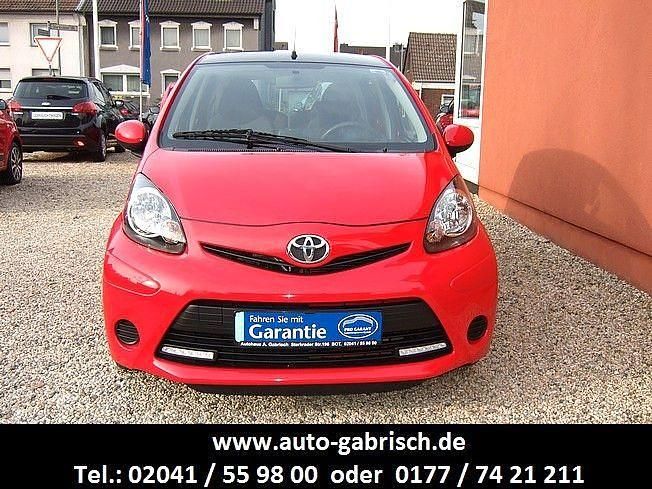 Gebraucht Toyota Aygo Cool 68 PS (50 kW) 2014 Bitone rot/schwarz black roof Kleinwagen