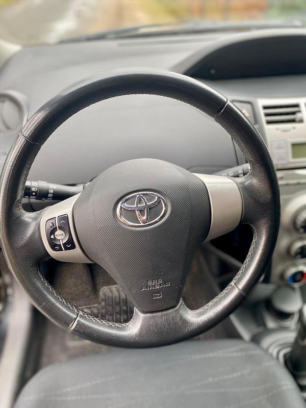 Gebraucht Toyota Yaris 69 PS (50 kW) 2007 Schwarz Kleinwagen