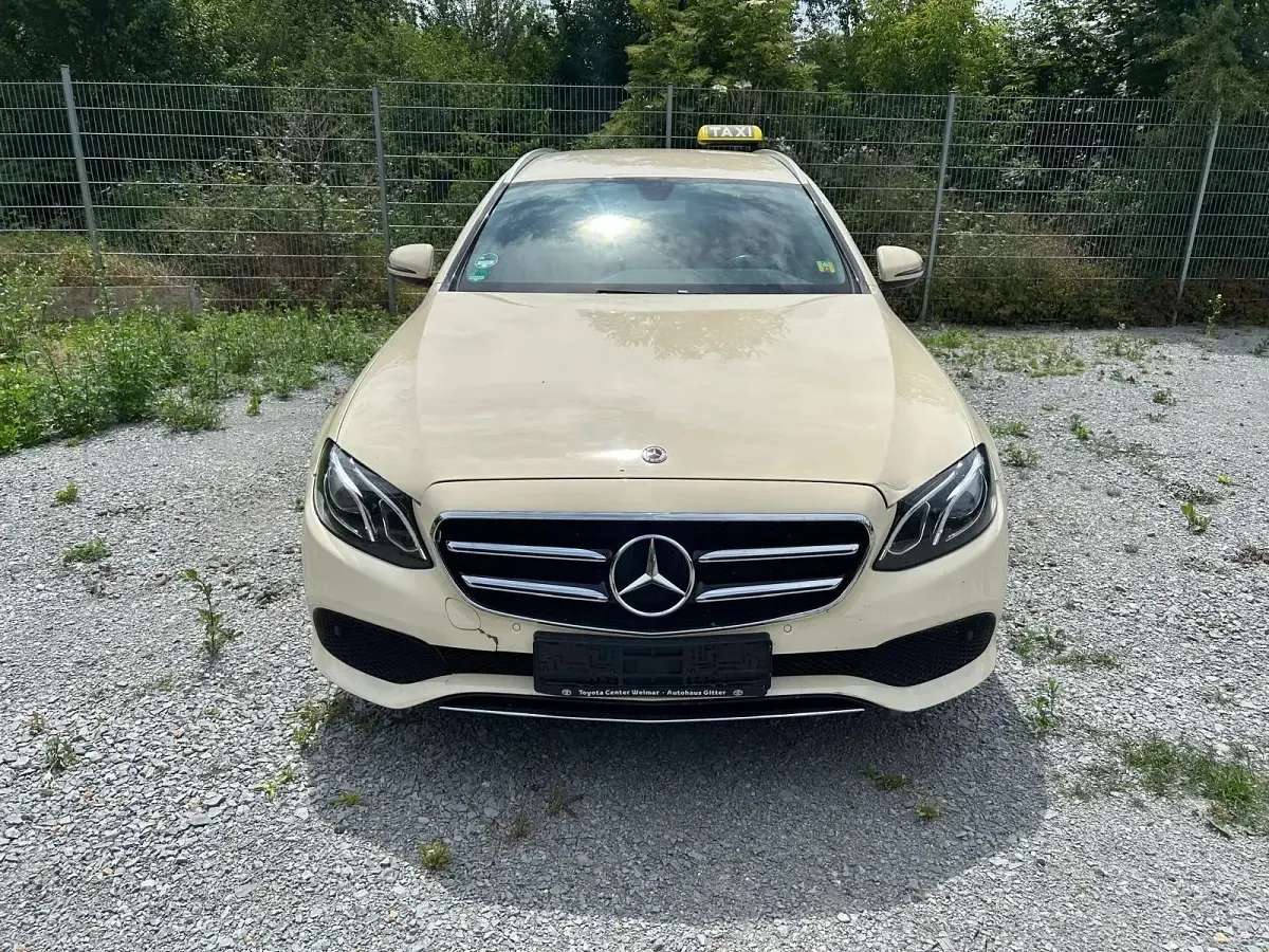 Gebraucht Mercedes E220 194 PS (142 kW) 2020 Andere farben Kombi