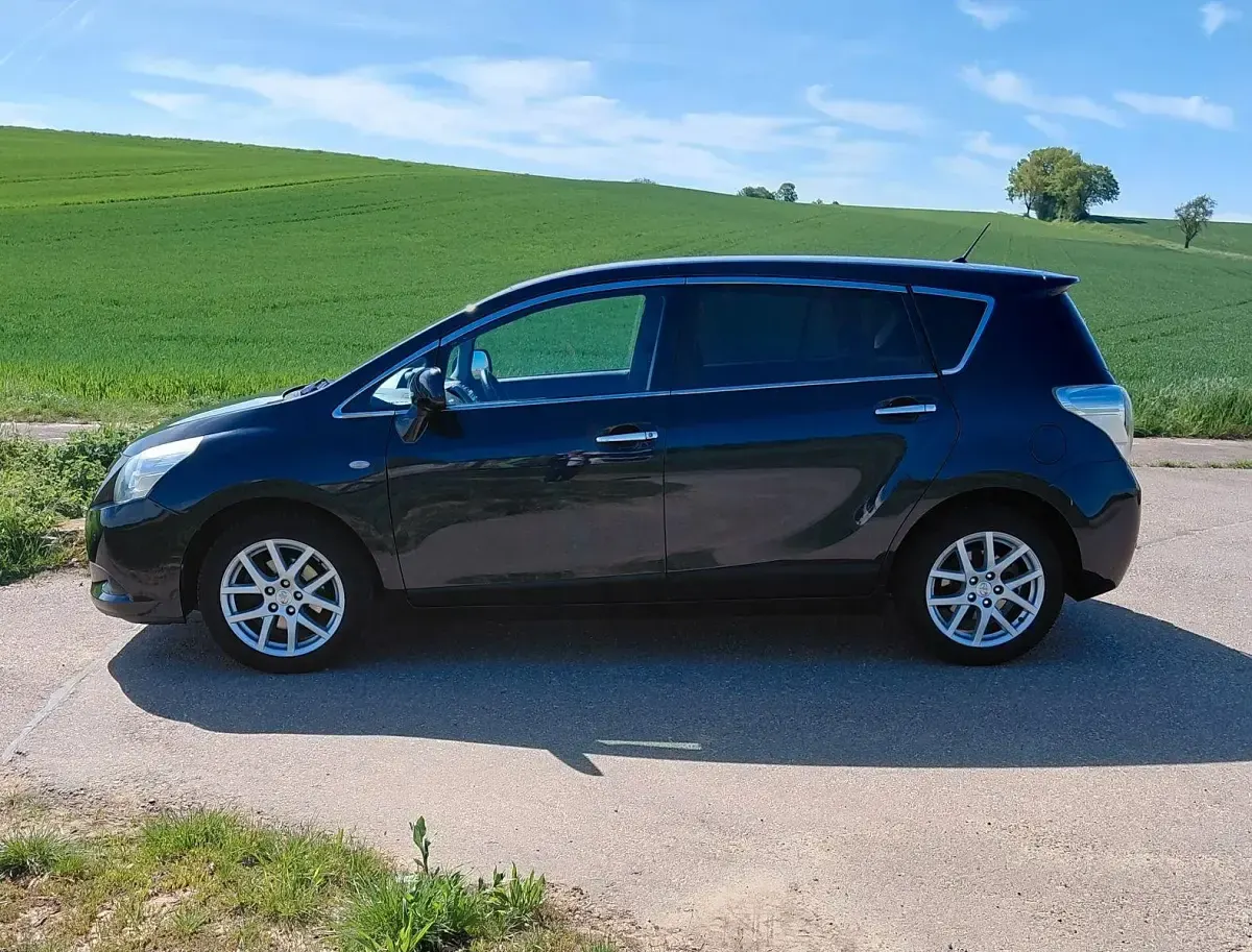 Gebraucht Toyota Verso 147 PS (108 kW) 2012 Blau Van / Kleinbus