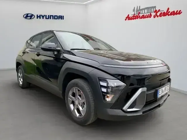 Gebraucht Hyundai Kona Select 129 PS (94 kW) 2025 Abyss black SUV