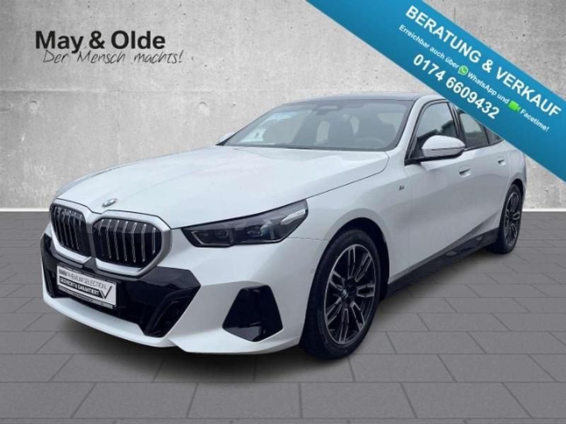 Mineralweiss metallic Gebraucht 2024 BMW 520 M Sport Limousine | 52.990 € (Superpreis) - Bild 1/4