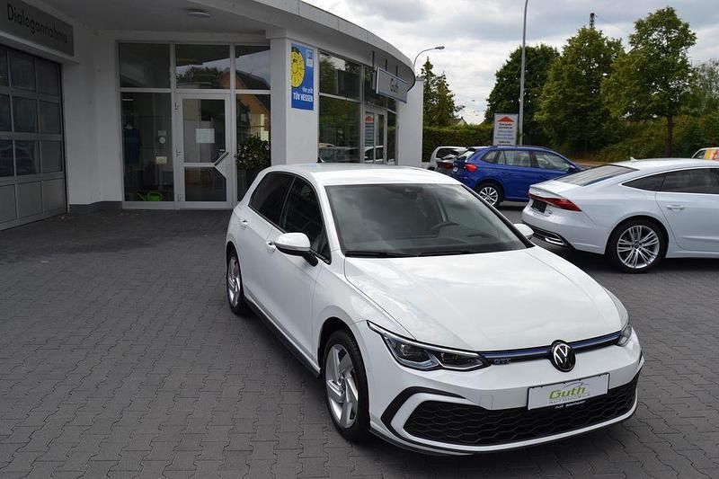 Weiß Gebraucht 2022 VW Golf VIII GTE Limousine | 22.990 € (Fairer Preis) - Bild 1/3