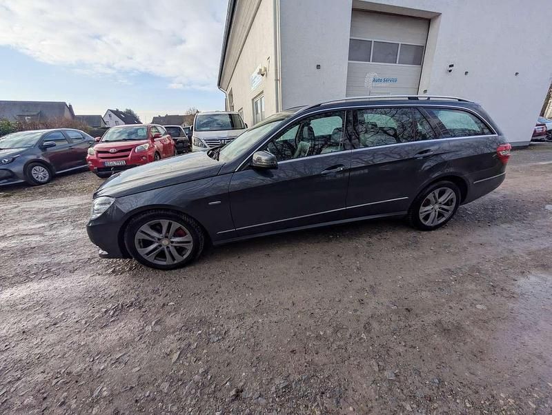 Gebraucht Mercedes E220 Avantgarde 170 PS (125 kW) 2011 Grau Kombi