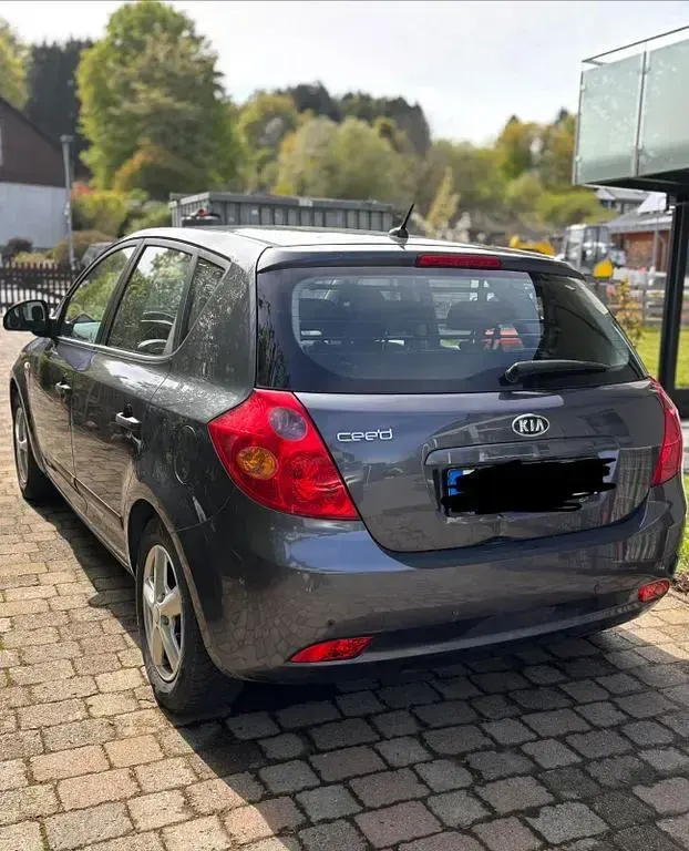 Usado Kia Ceed 109 CV (80 kW) 2008 Gris Utilitario