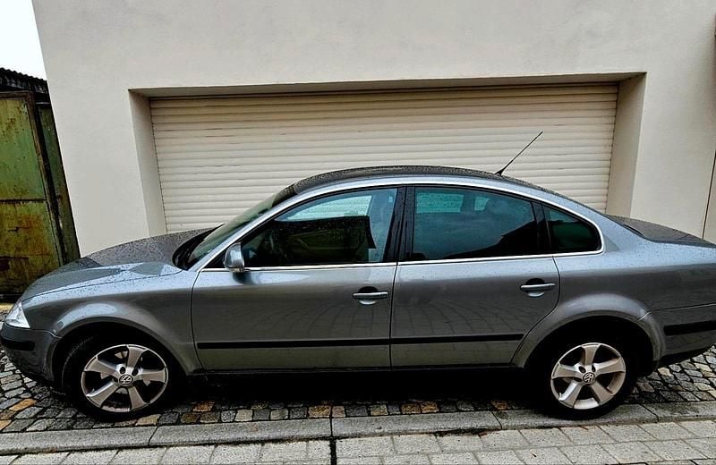 Grau Gebraucht 2004 VW Passat Limousine | 1.100 € (Guter Preis) - Bild 1/4