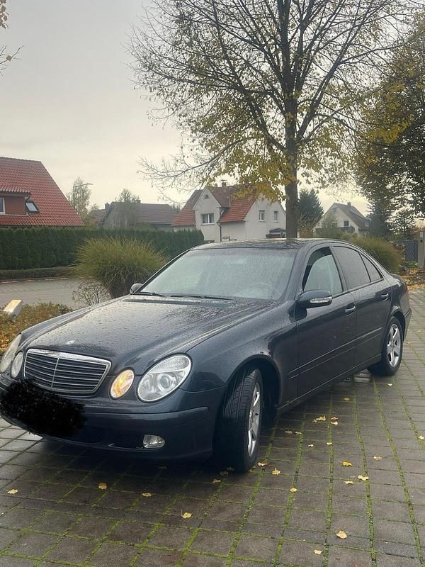 Blau Gebraucht 2002 Mercedes E240 Limousine | 3.150 € (Fairer Preis) - Bild 1/4