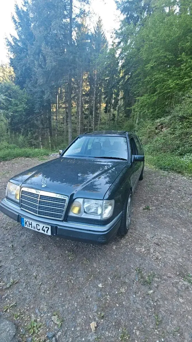 Używany Mercedes E220 150 KM (110 kW) 1993 Czarny Kombi