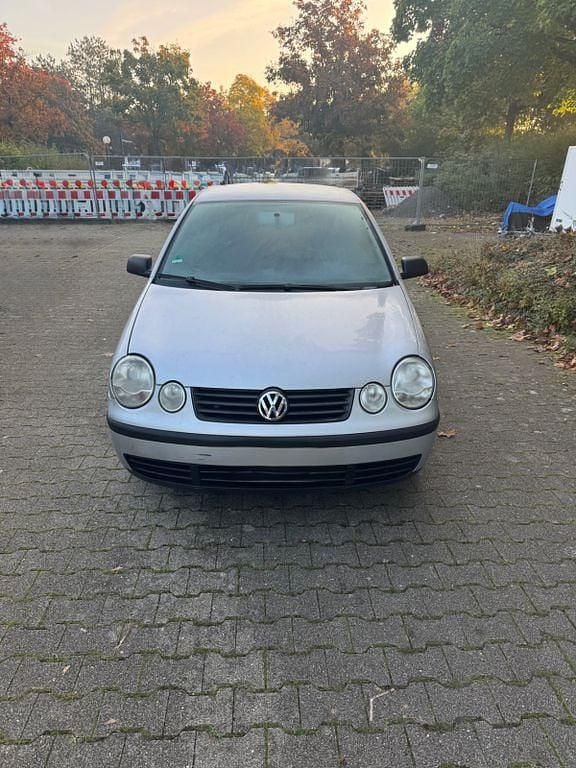 Grau Gebraucht 2003 VW Polo Basis Limousine | 999 € (Guter Preis) - Bild 1/4
