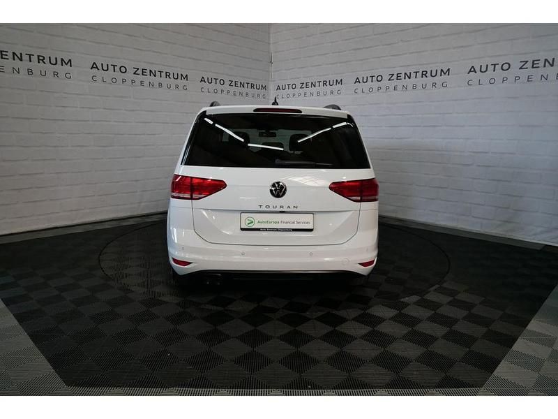 Gebraucht VW Touran Comfortline 150 PS (110 kW) 2022 Weiß Van / Kleinbus