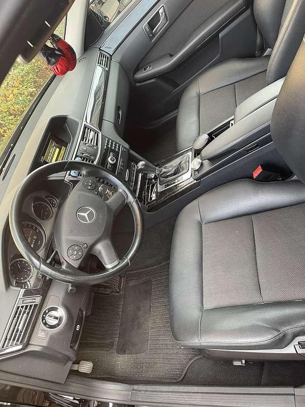 Gebraucht 2011 Mercedes E200 Avantgarde Limousine | 12.850 € (Etwas zu teuer) - Bild 1/4