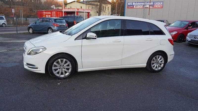 Gebraucht Mercedes B180 156 PS (114 kW) 2016 Weiß Van / Kleinbus