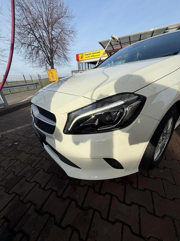 Gebraucht Mercedes A200 136 PS (100 kW) 2017 Weiß Kleinwagen