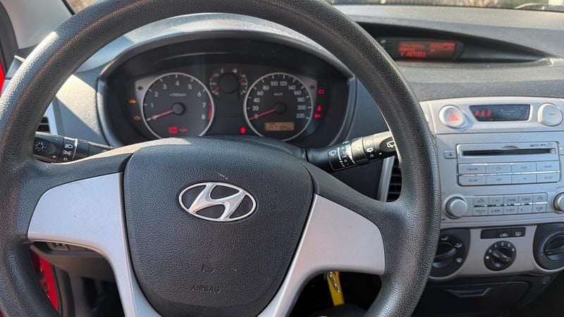 Gebraucht Hyundai i20 77 PS (56 kW) 2010 Rot Kleinwagen