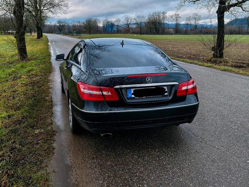 Gebraucht Mercedes E250 204 PS (150 kW) 2010 Schwarz Coupé