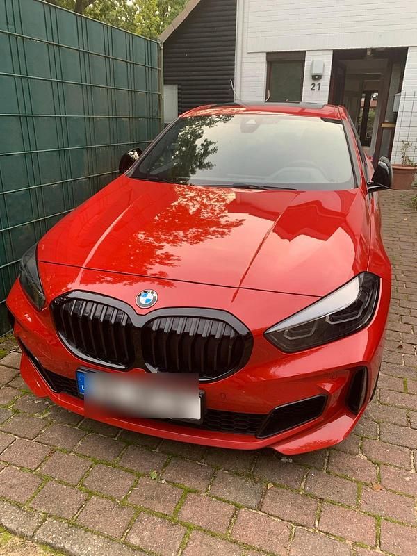Rot Gebraucht 2024 BMW 128 M Sport Limousine | 32.900 € (Fairer Preis) - Bild 1/4