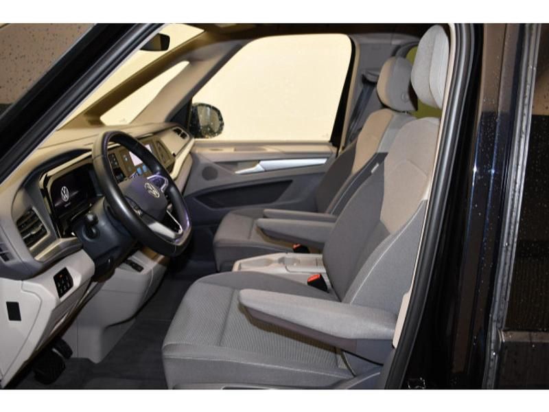 Second-hand VW Multivan Life 150 CP (110 kW) 2023 Negru Monovolum